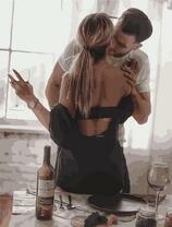 Нежный поцелуй на кухне с вином