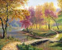 Деревянный мостик через реку в весеннем лесу