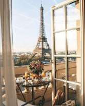 Вид из окна на Эйфелеву башню