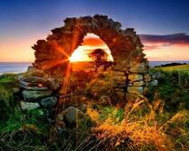 Солнце сквозь каменную арку