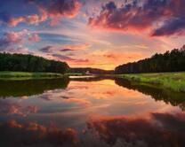 Красно-фиолетовый закат над рекой