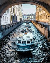 По каналу в Санкт-Петербурге