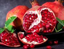 Сочный гранат на столе