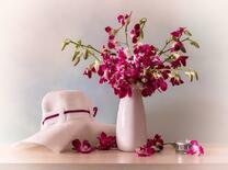 Шляпка и орхидеи в вазе