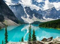 Яркие воды горного озера