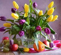 Букет тюльпанов и фрукты