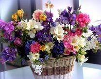 Разноцветный букет в корзинке