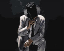 Солидный мужчина в светлом костюме