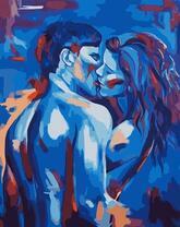 Пара целуется в синих тонах. Элли Бентон