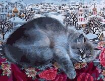 Кошка спит на фоне зимней деревни