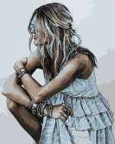 Девушка с длинными волосами и браслетами
