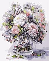 Нежные полевые цветы в прозрачной вазе