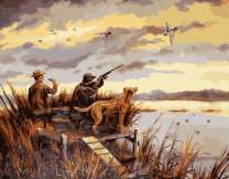 Мужчины с собакой на охоте