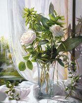 Белые розы в стеклянной вазе