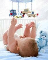 Грудничок рассматривает машинки