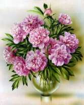 Нежно-розовые пионы в круглой вазе