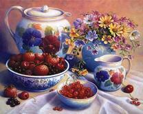 Летний урожай ягод и цветы