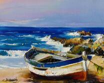 Деревянная лодка на берегу моря