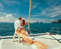 Влюбленная пара на яхте у островов