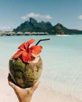 Оригинальный коктейль на тропическом курорте