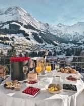 Завтрак с видом на заснеженные горы