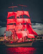 Корабль с алыми парусами в ночи