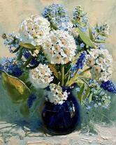 Букет цветов в синей вазочке