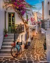 Велосипед на уютной городской улочке