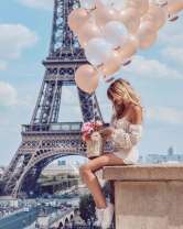 Девушка с цветами и шариками в Париже