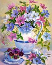 Яркий букет в белом кувшине