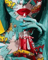 Яркая девушка с напитком