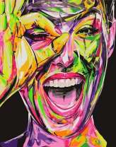 Яркая девушка с улыбкой