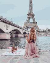 Пикник у воды с видом на Эйфелеву башню