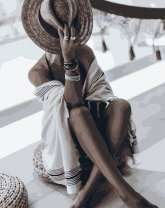 Девушка в соломенной шляпе