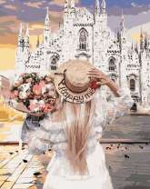 Девушка у кафедрального собора в Милане