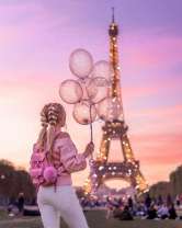Милая девушка с шариками у Эйфелевой башни