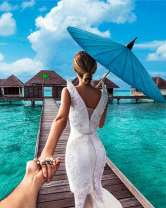 Девушка с зонтиком на деревянных мостках