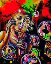 Девушка с яркой прической пускает мыльные пузыри