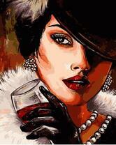 Девушка в шляпке с бокалом вина