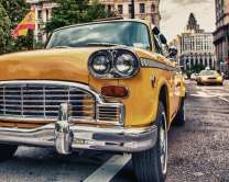 Такси на дневной улице города