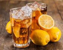 Два бокала лимонада со льдом