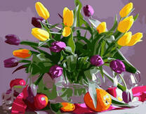 Разноцветные тюльпаны в прозрачной вазе