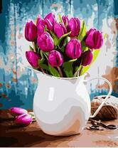 Яркие тюльпаны в белоснежном кувшине