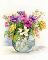 Яркие весенние цветы в прозрачной вазе