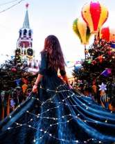 Девушка в пышном платье на Красной площади