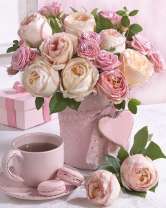 Букетик нежных роз, чай и печенье