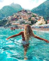 Девушка на пляже солнечной Италии