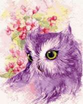 Милая сова на фоне цветущего дерева