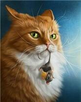 Рыжий зеленоглазый кот поймал мышку