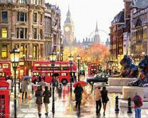 Людная площадь под лондонским дождём